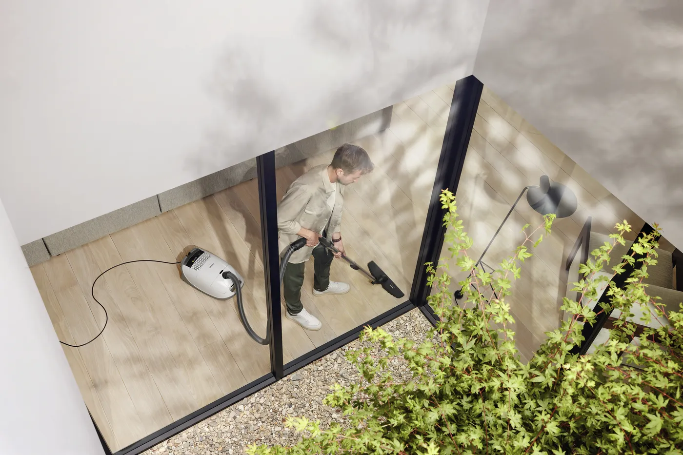 /public/media/guard-m1-parquet-xl-brilliant-white-lifestyle-20000215343-lowres.jpg.webp