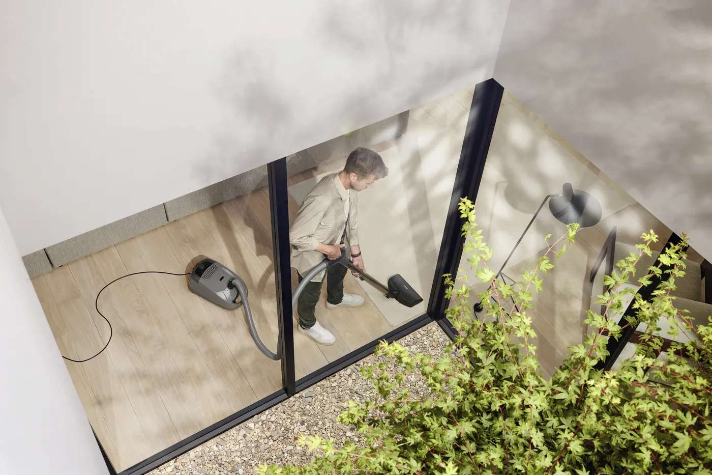 /public/media/guard-s1-electro-casa-grey-lifestyle-20000215336-lowres.jpg.webp