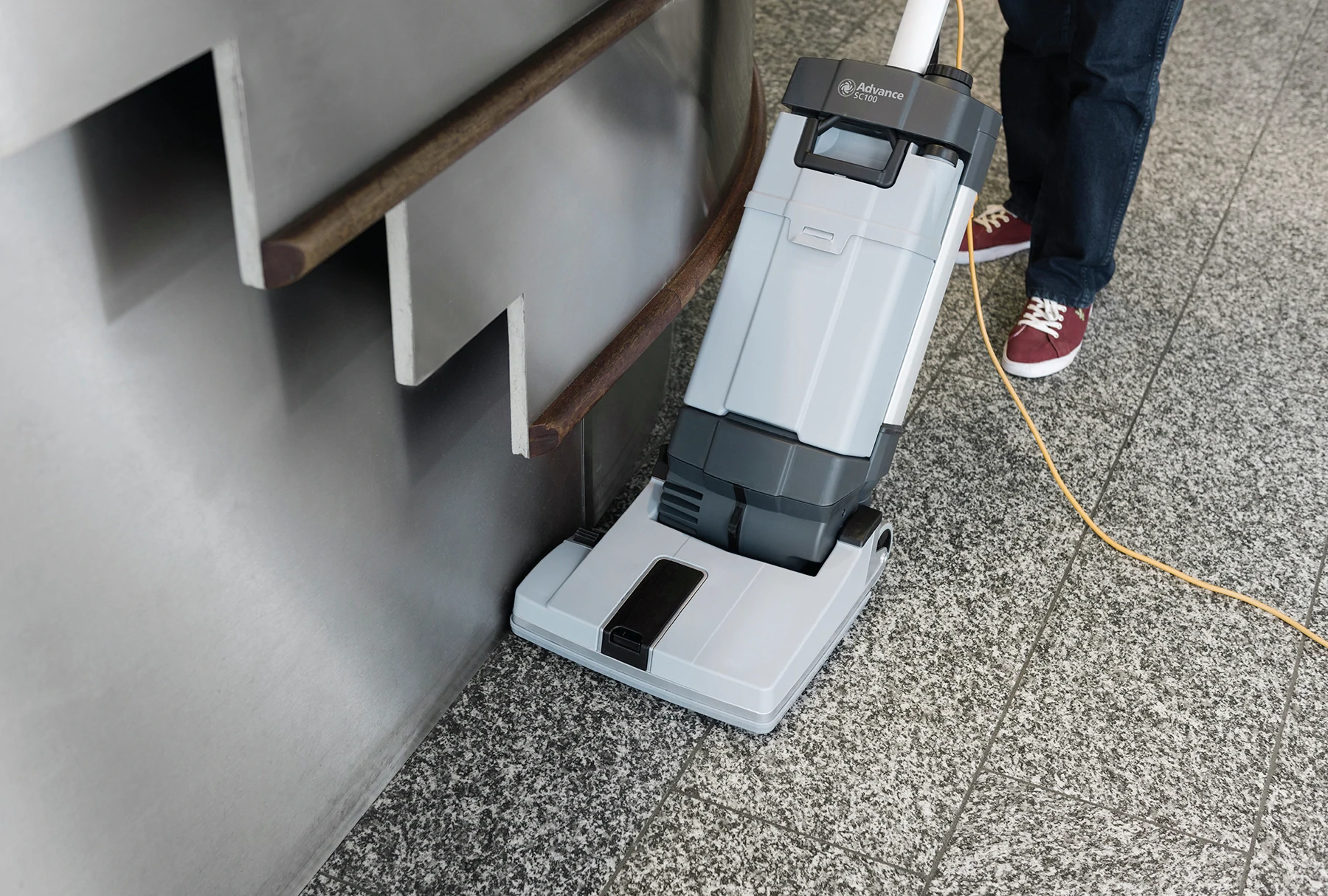 /public/media/sc100-in-use-edge-cleaning-office-ps-original-jpnelob_c2cefbcd188939ac.webp