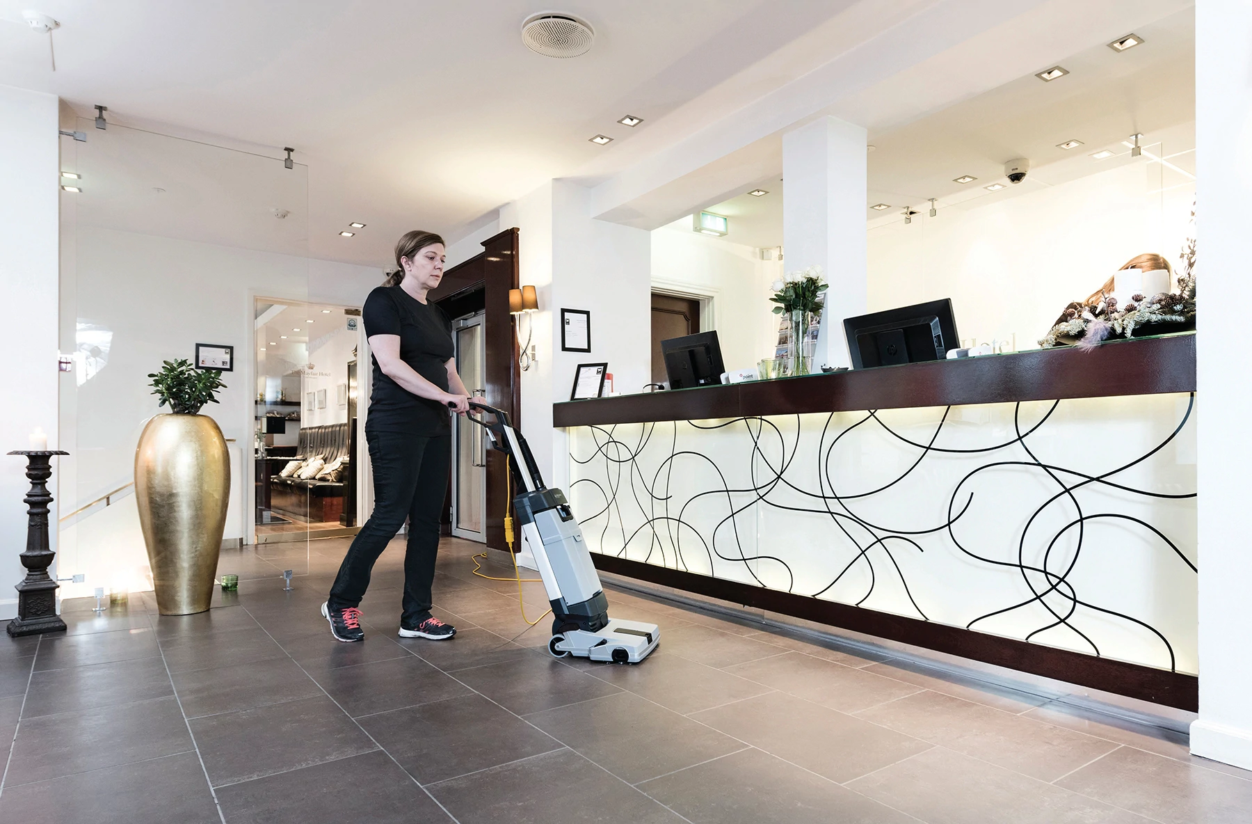 /public/media/sc100-in-use-hotel-lobby-ps-original-jplpltn_d5040ae469a792f2.webp