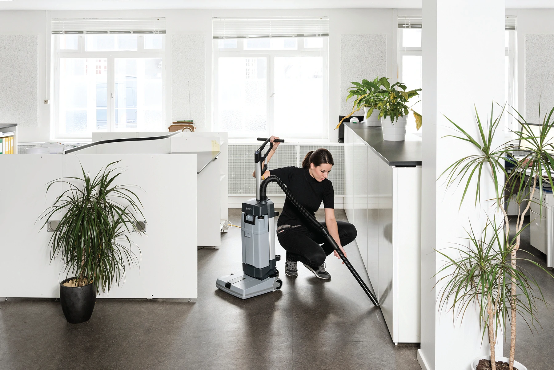 /public/media/sc100-in-use-office-suction-hose-ps-original-jpouljk_713e9c34523536b4.webp